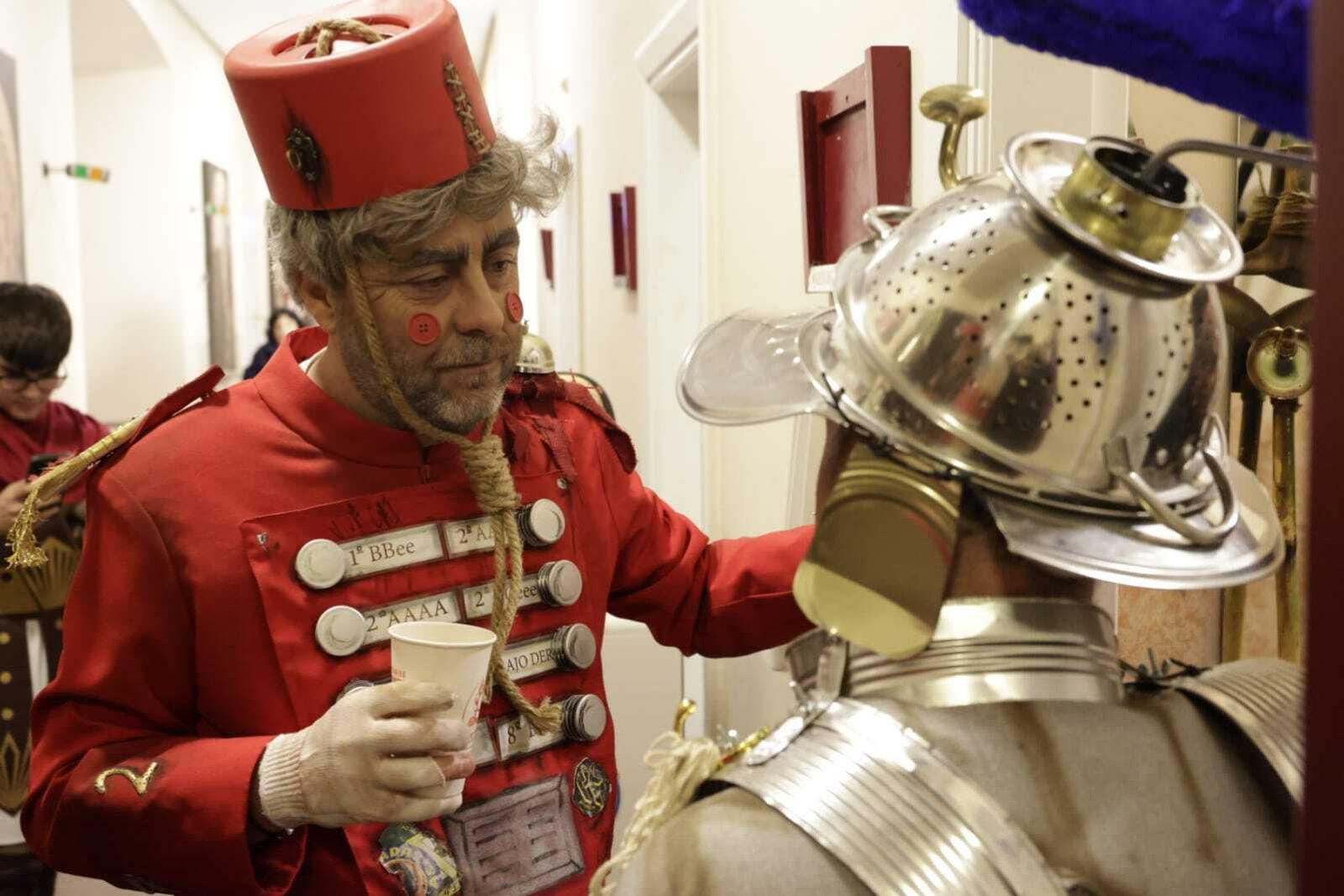 Chirigota 'Hotel resort y Cadi, aquí tiene usté su casa' en camerinos