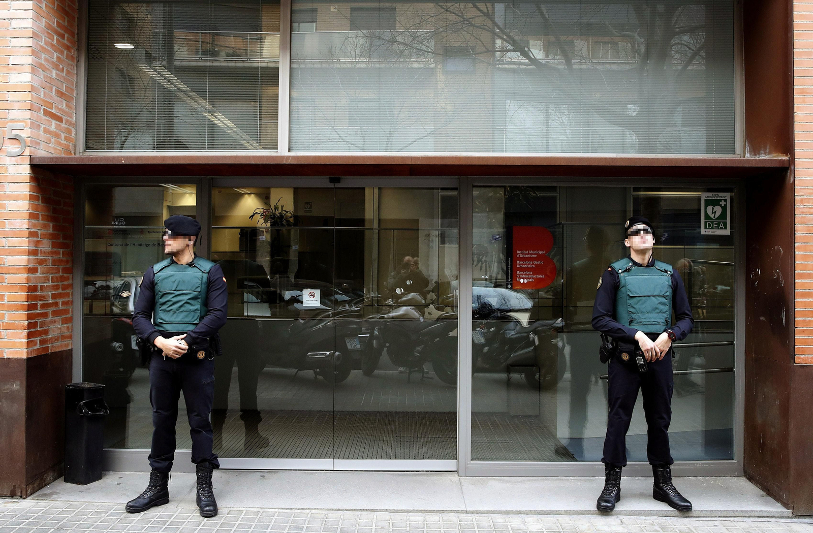 Agentes de la Guardia Civil custodian la entrada de la sede de Bimsa en el registro efectuado dentro de la 'Operación Pika'.