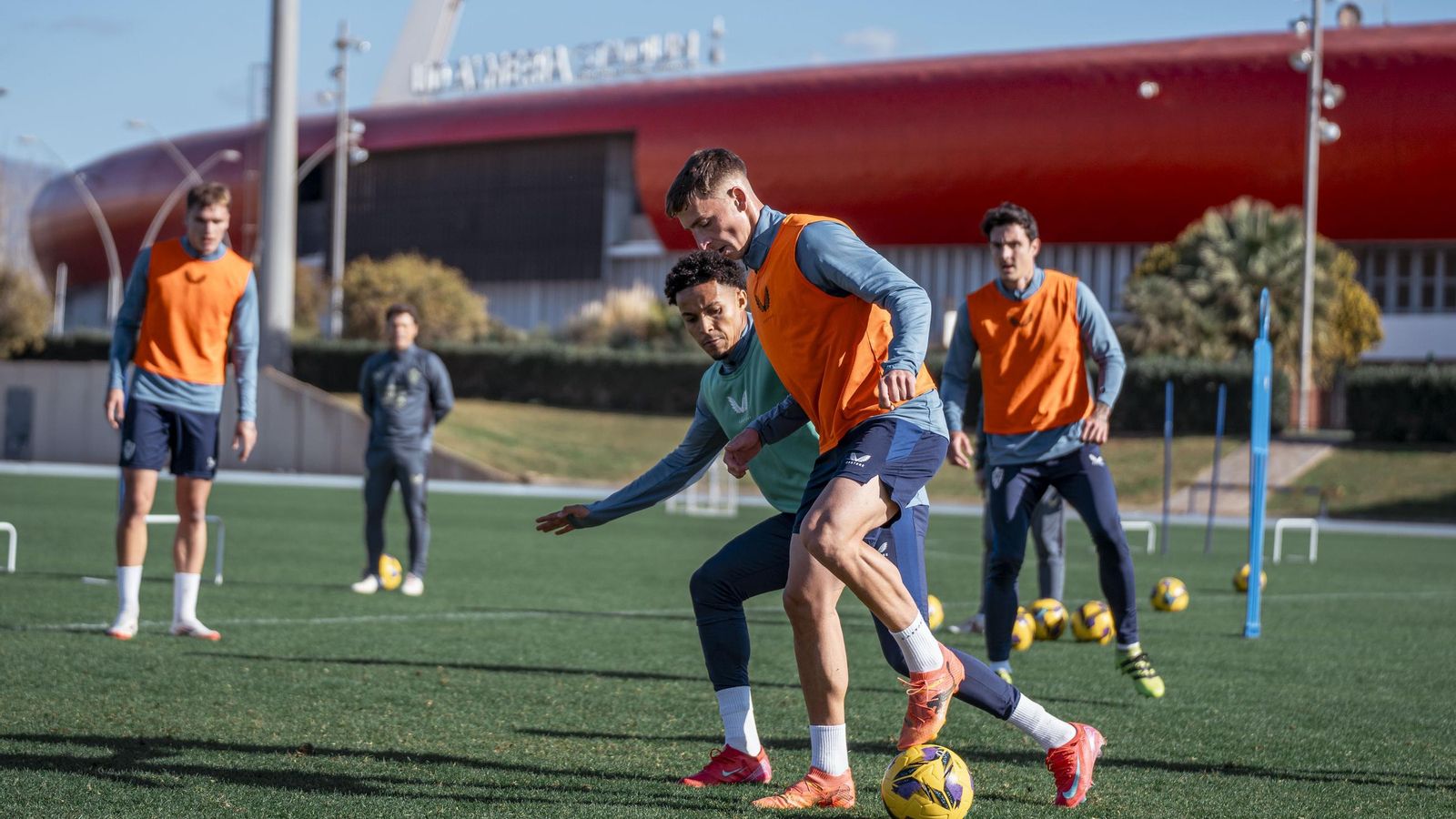 Lázaro Vinicius, con Perovic en un entrenamiento, vino repescado del Palmeiras