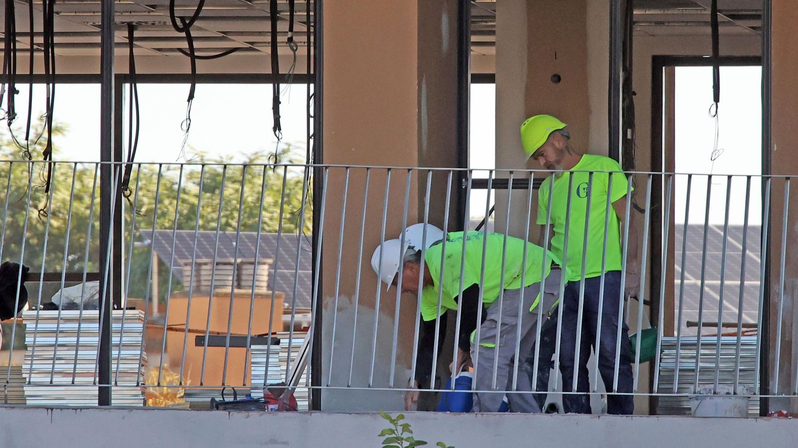 Trabajadores en las obras de una promoción de viviendas.