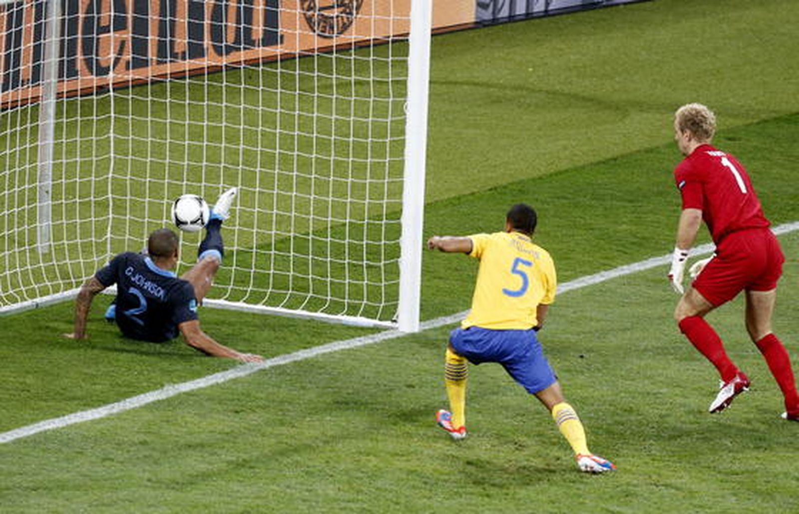 Inglaterra vence 'in extremis' en un partido loco y dejan a Suecia fuera de la Eurocopa.

Foto: EFE