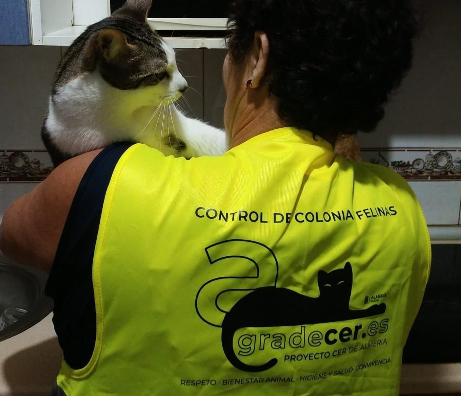 Una cuidadora censada en el registro con el chaleco reflectante.