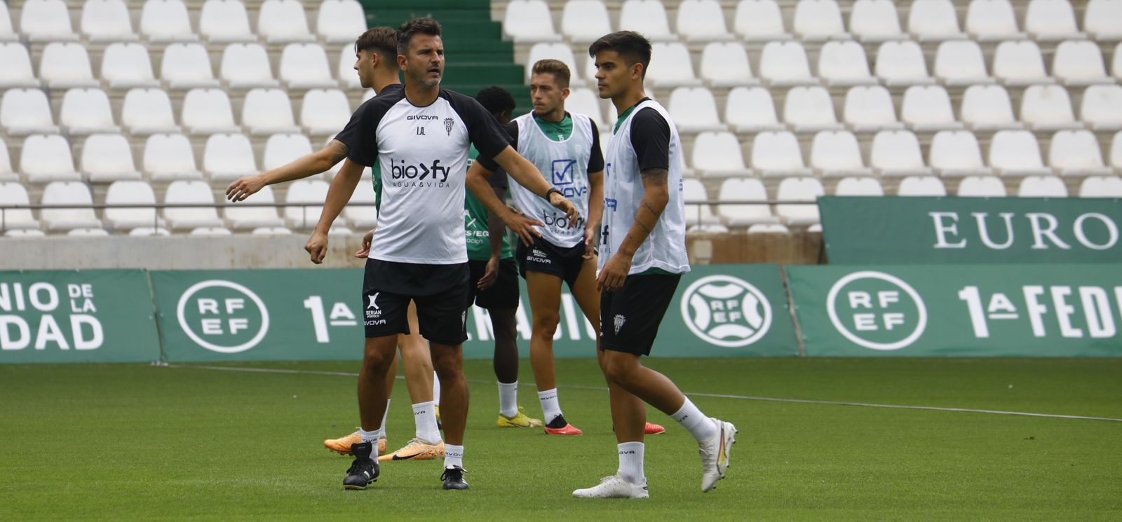 Iván Ania hace indicaciones ante la presencia de Kuki Zalazar.