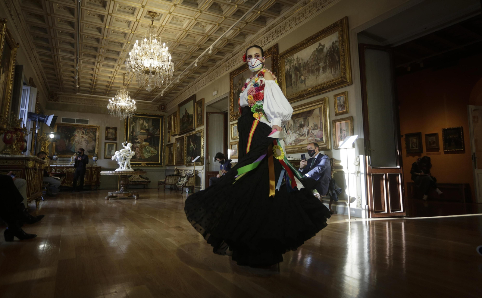 Las imágenes del desfile  Úniqo Qlamenco