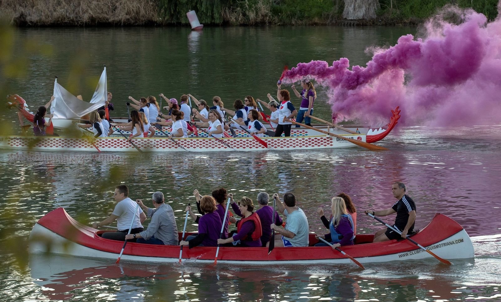 Acto en el Guadalquivir durante la huelga feminista de 2019