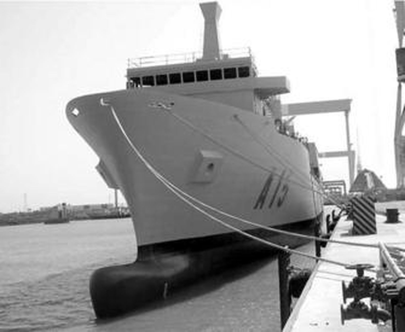 Para sacarlo del dique seco, fue necesaria una compleja maniobra.