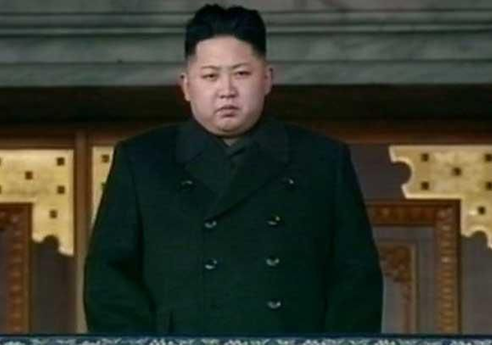 Corea del Norte entroniza a su nuevo líder ante una multitud de militares