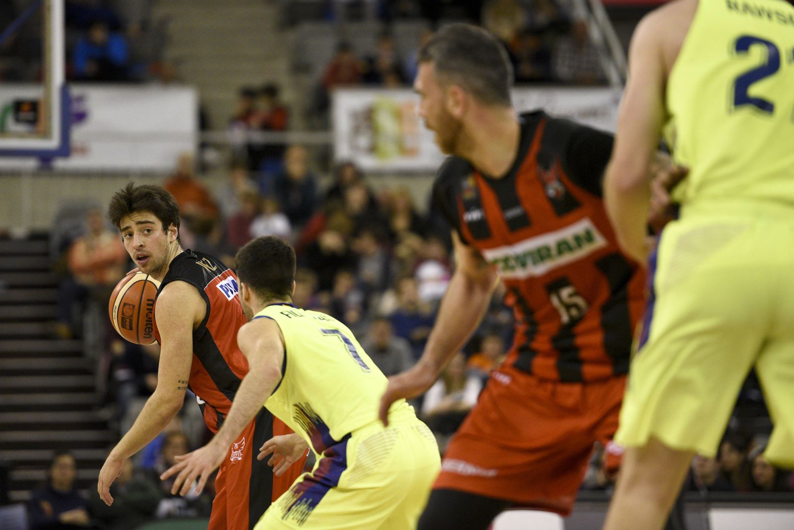 Josep Pérez busca con la mirada a Guille Rubio.