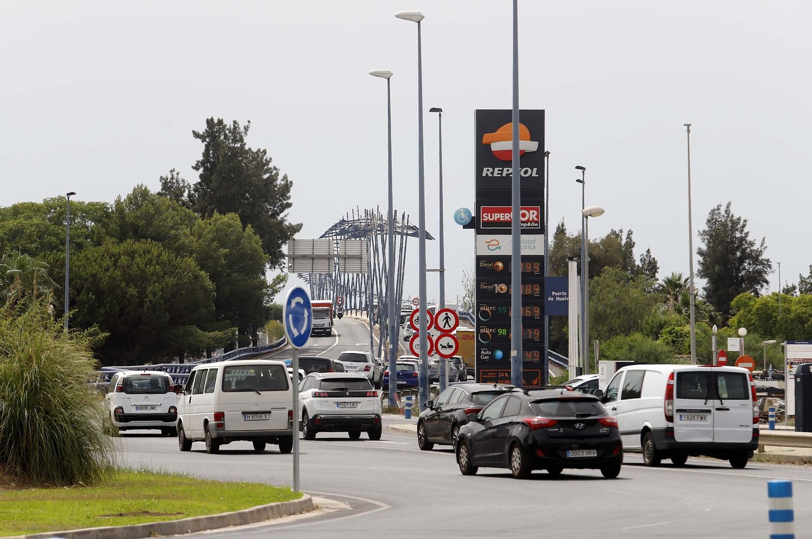 Imágenes de las retenciones provocadas por un accidente en el puente del Odiel