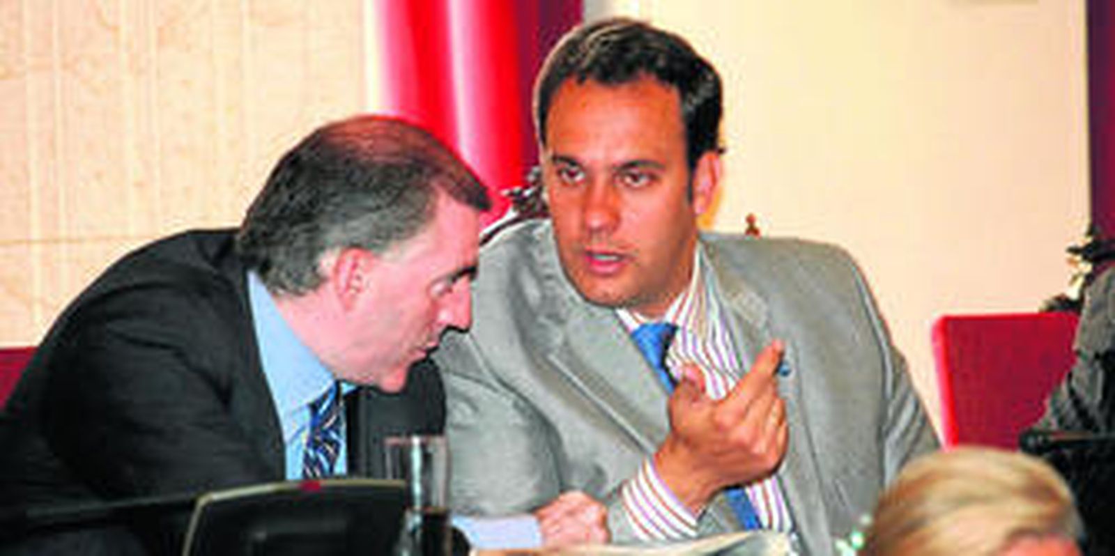 Díaz Guirado, en una foto de archivo, dialoga con el ex concejal del Ayuntamiento Manuel Marmolejo, quien dimitió a finales de 2009.