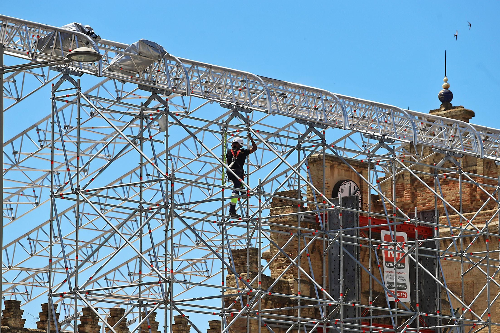 Imágenes del montaje del techo de la antigua estación de trenes de Huelva