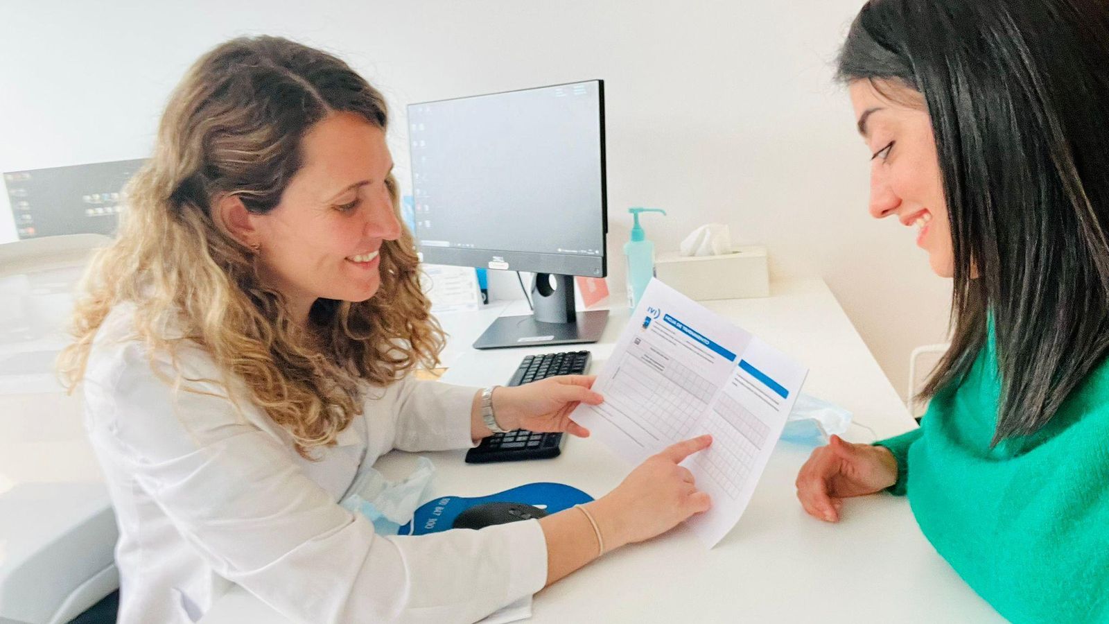 Sandra Girón acude a la consulta con María Ángeles López.