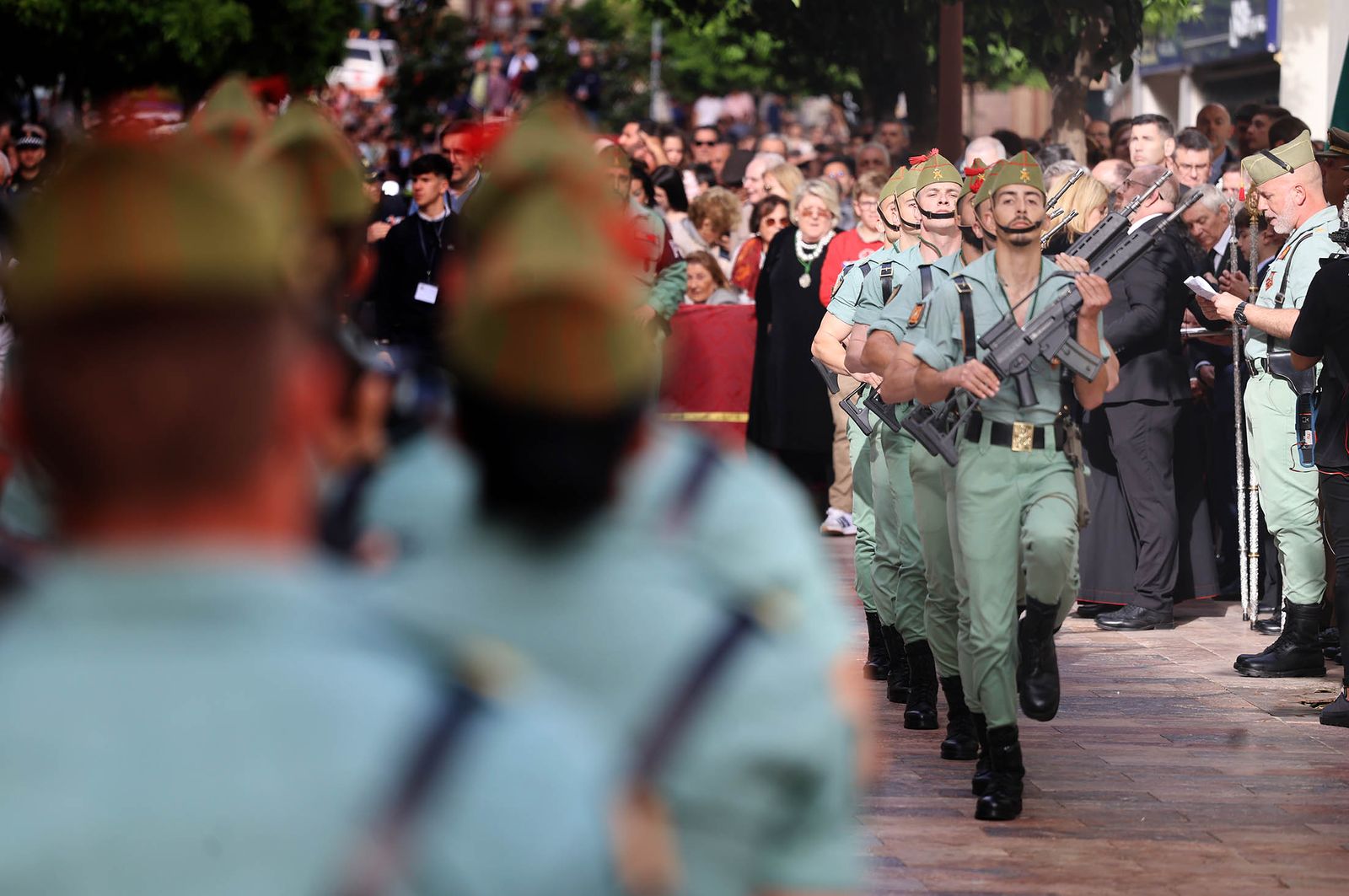 Sábado de Pasión: Imágenes de la procesión del Cristo de la Vera+Cruz portado por el Grupo de Caballería Ligero Acorazado 'Reyes Católicos' II de la Legión de Ronda