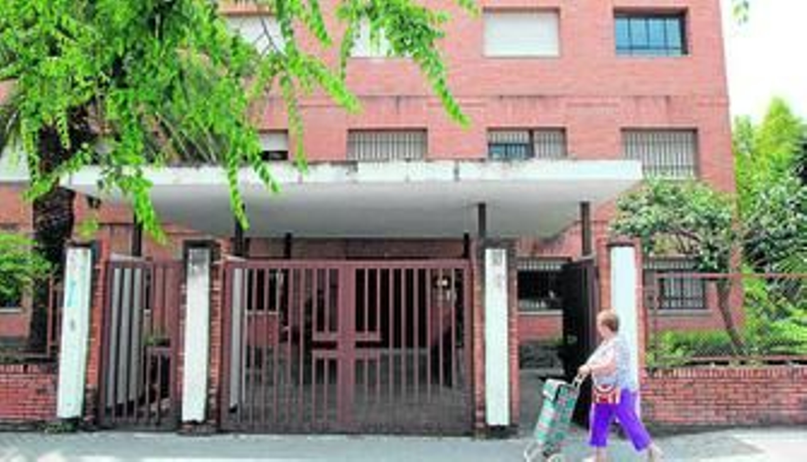 Una mujer pasa por delante del colegio San Rafael, en la Fuensanta.