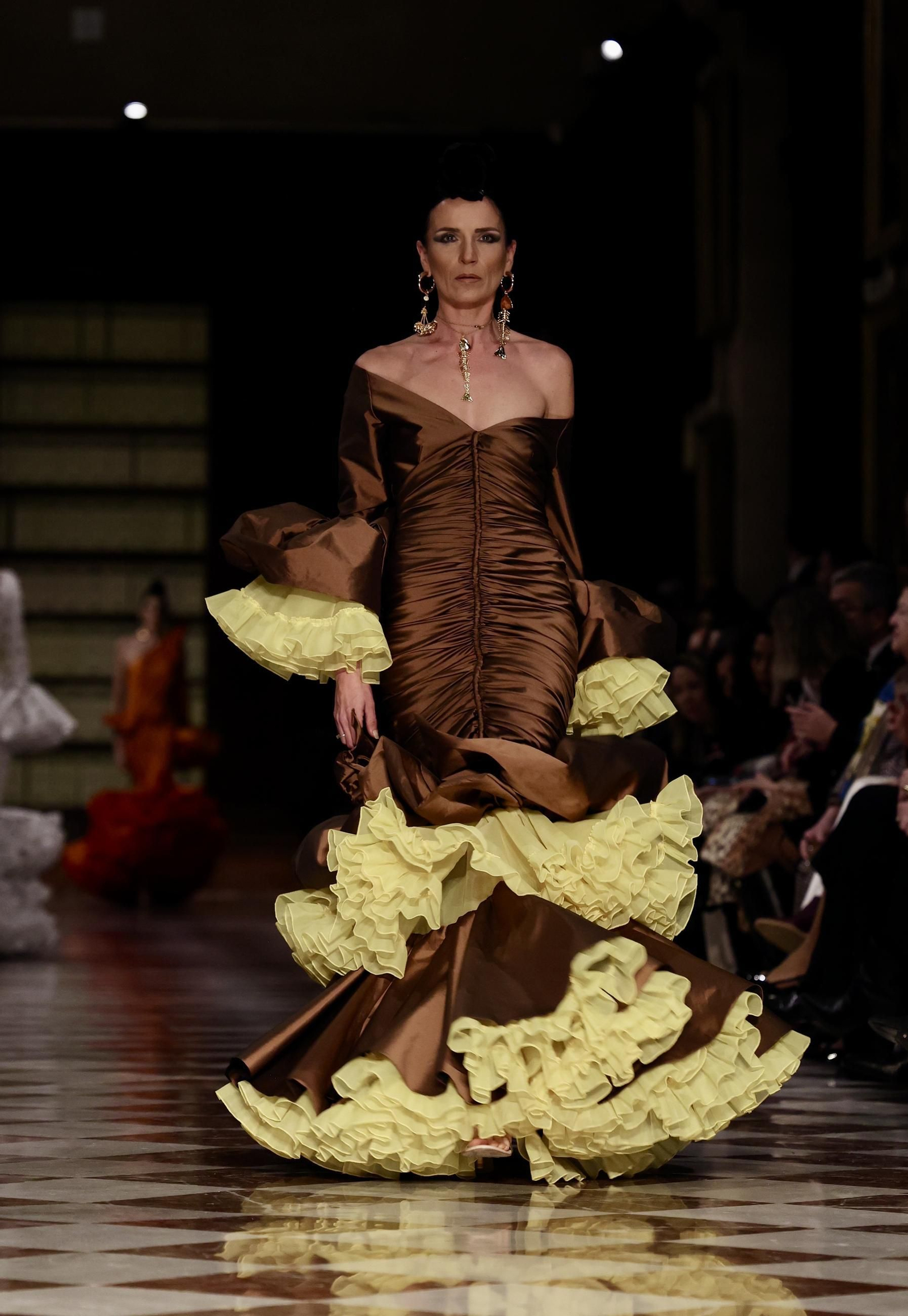 Desfile de Juana Martín en el Archivo de Indias de Sevilla