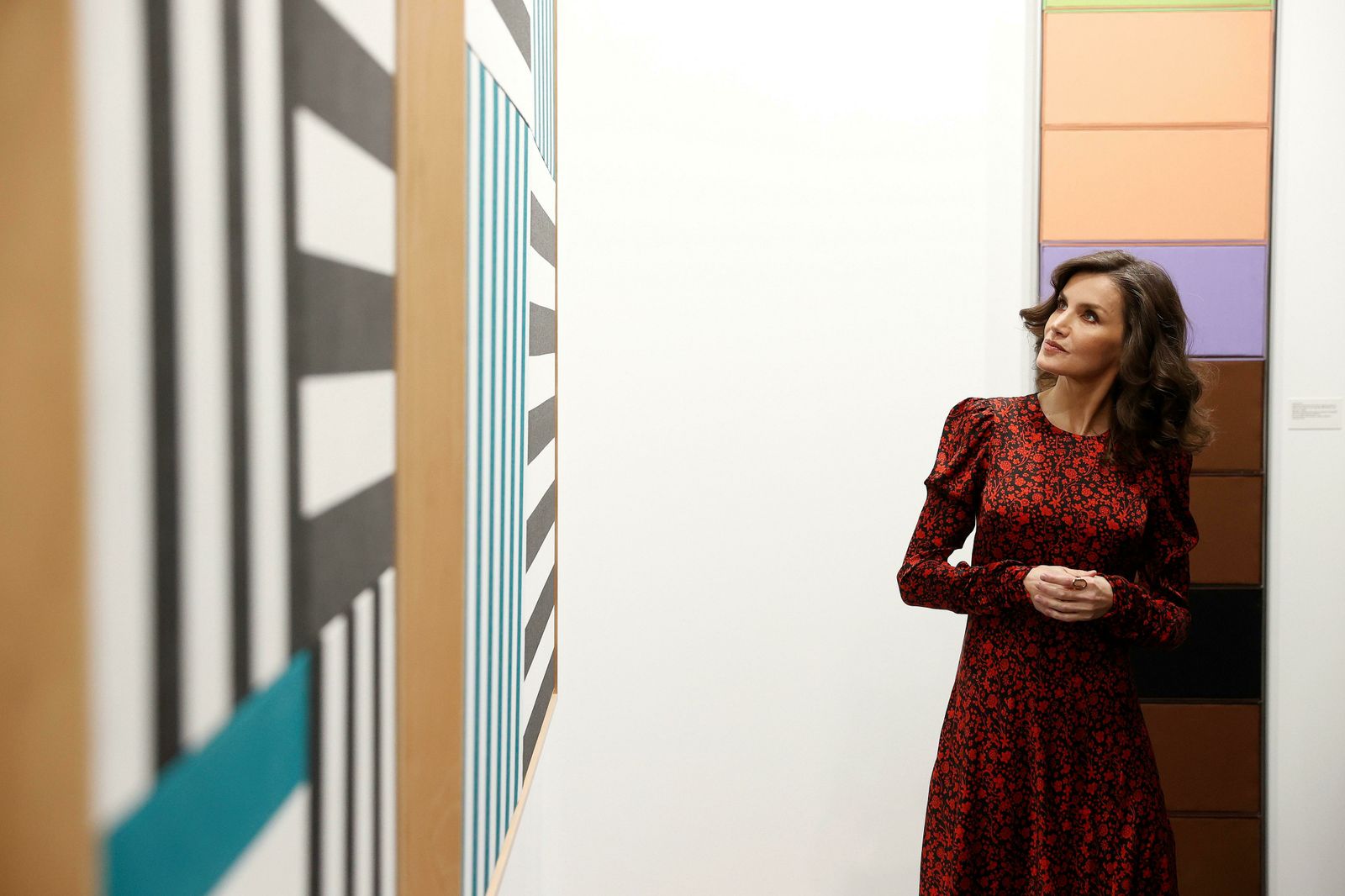 La reina Letizia ante una de las obras expuestas en Ifema en esta edición de ARCO.