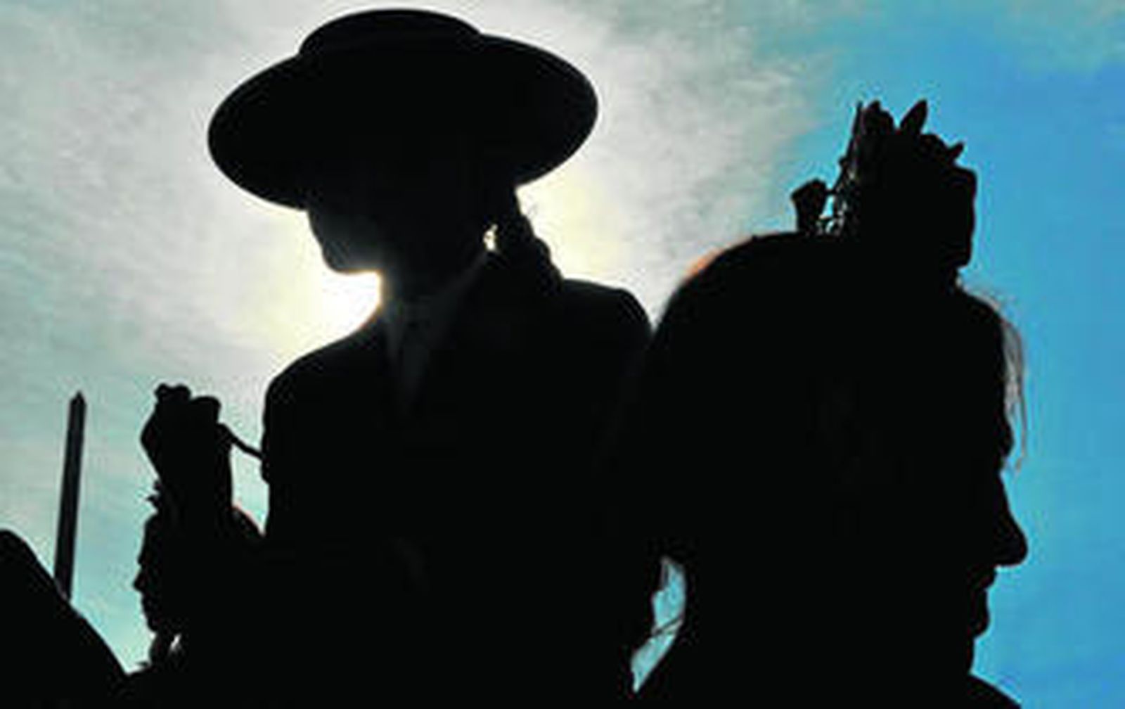 Claroscuro de amazonas en el jueves de Feria en el real. Con la vista puesta en el cielo.