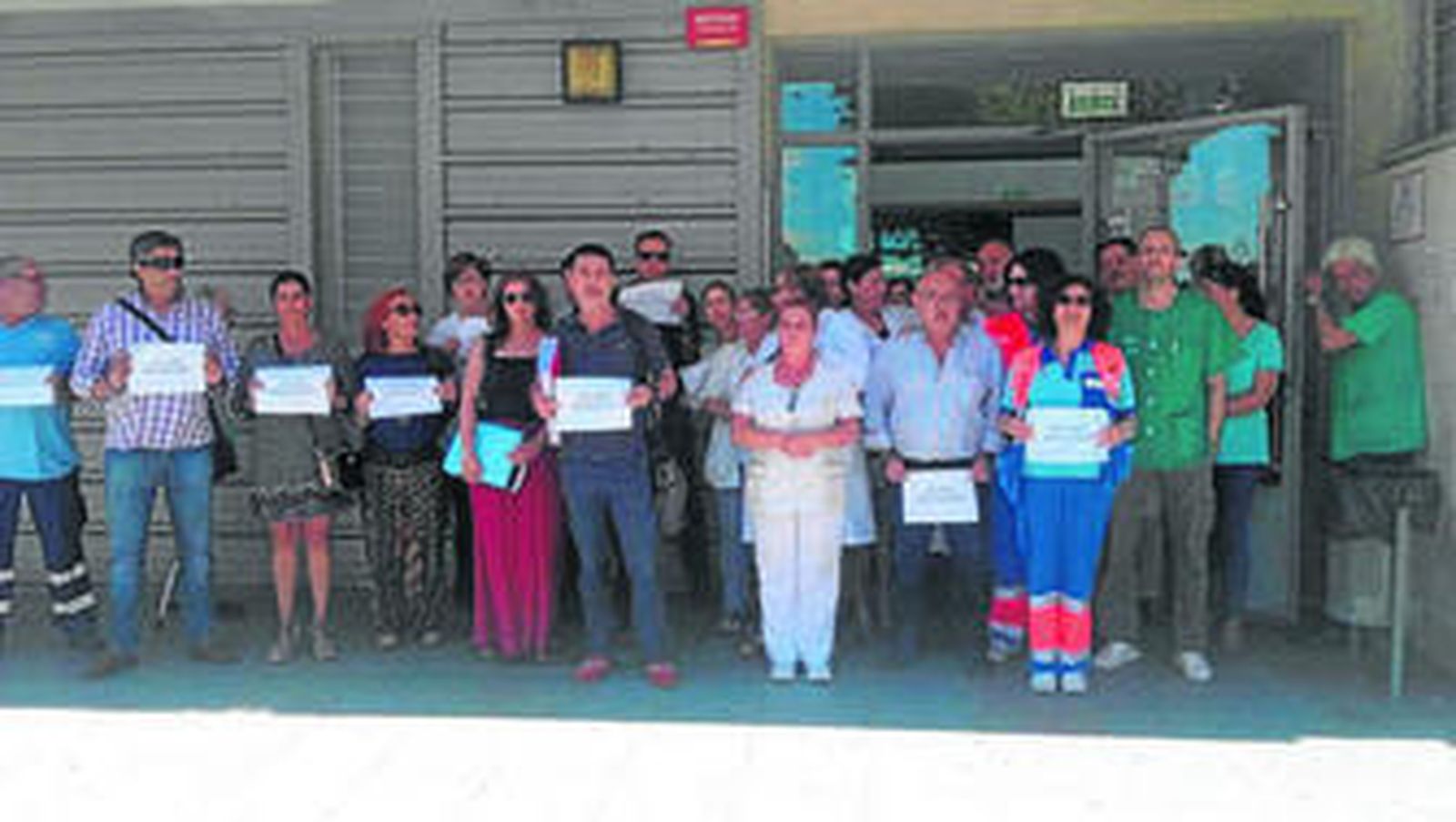 Empleados del centro de salud de Poniente, en las puertas de su lugar de trabajo, ayer.