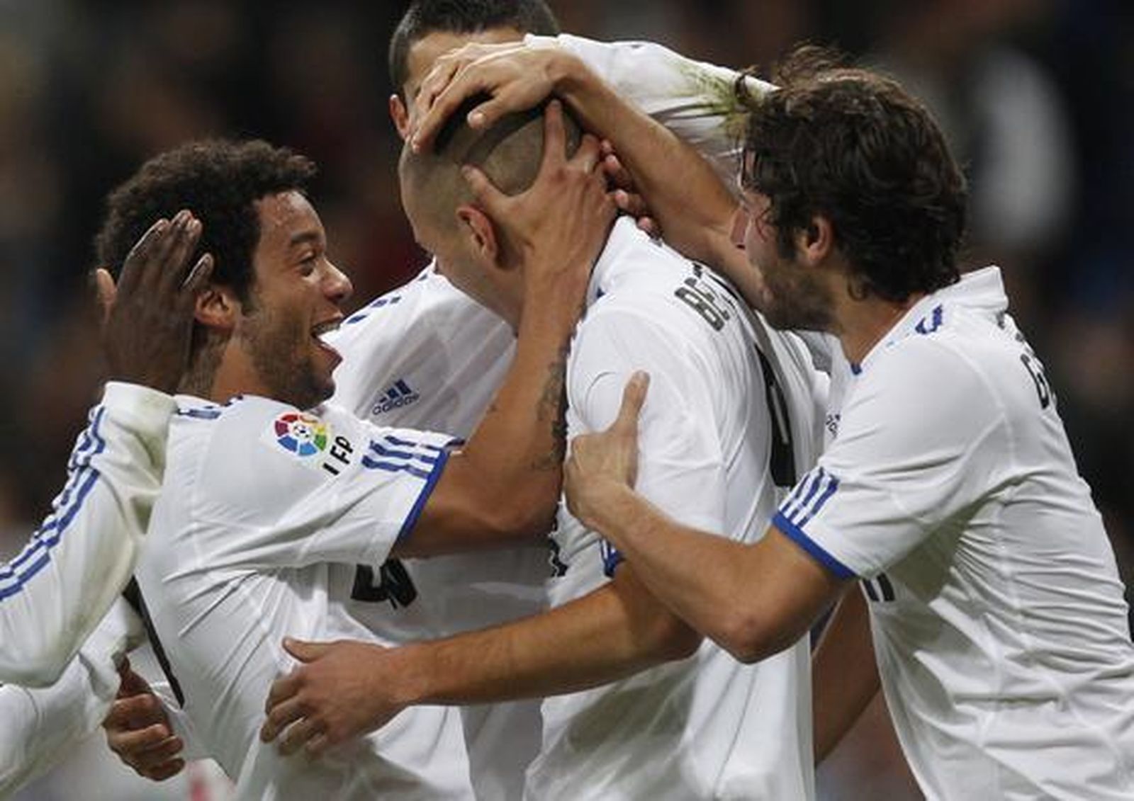 Abrazo a Benzema, autor del 4-1 en el minuto 81.

Foto: Reuters