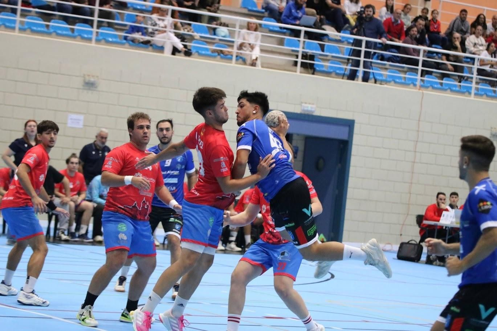 Un jugador del conjunto ejidense ejecuta un lanzamiento ante la oposición de un rival del HB Sant Joan.