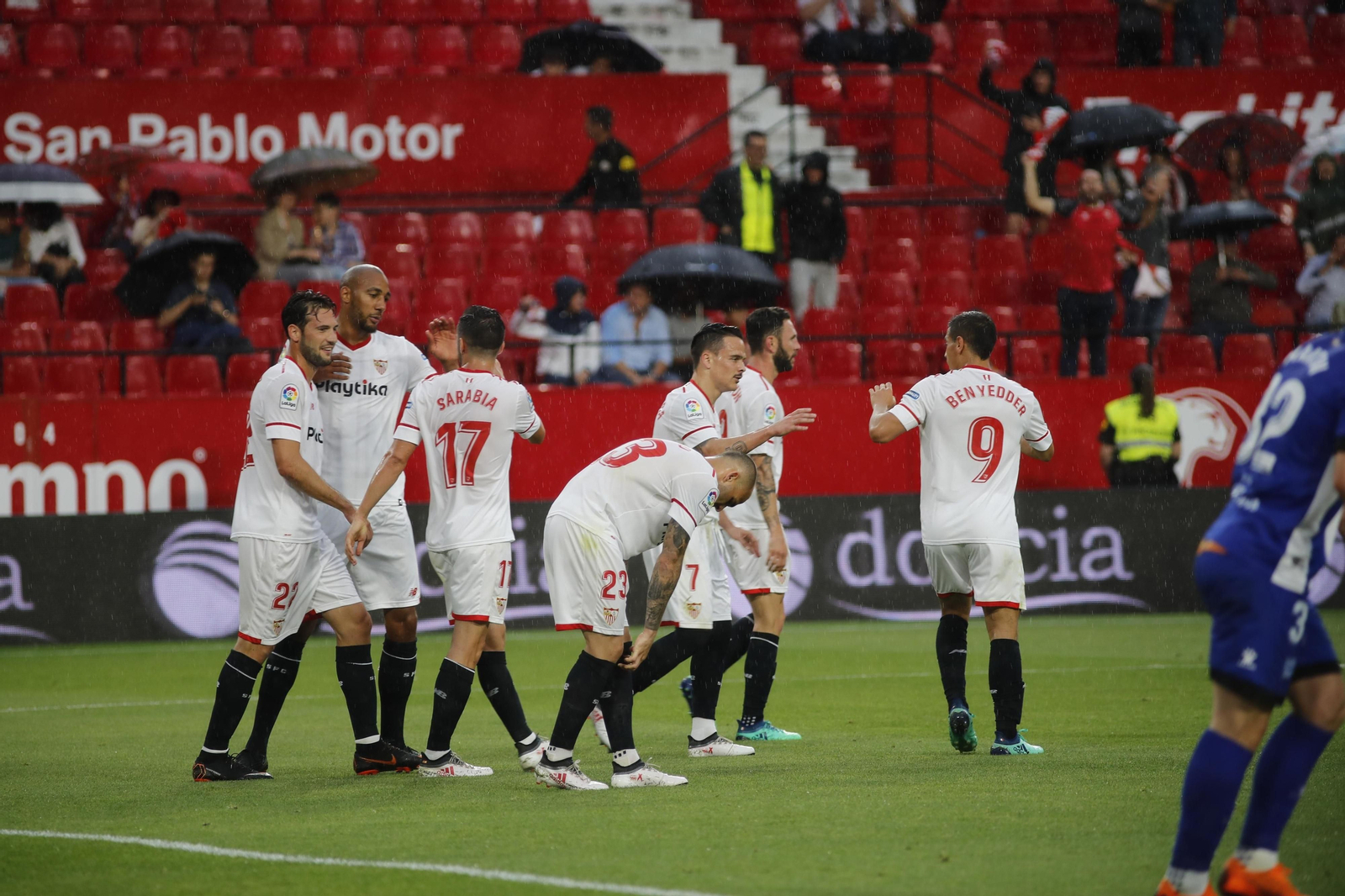 Los jugadores del Sevilla celebran el gol.