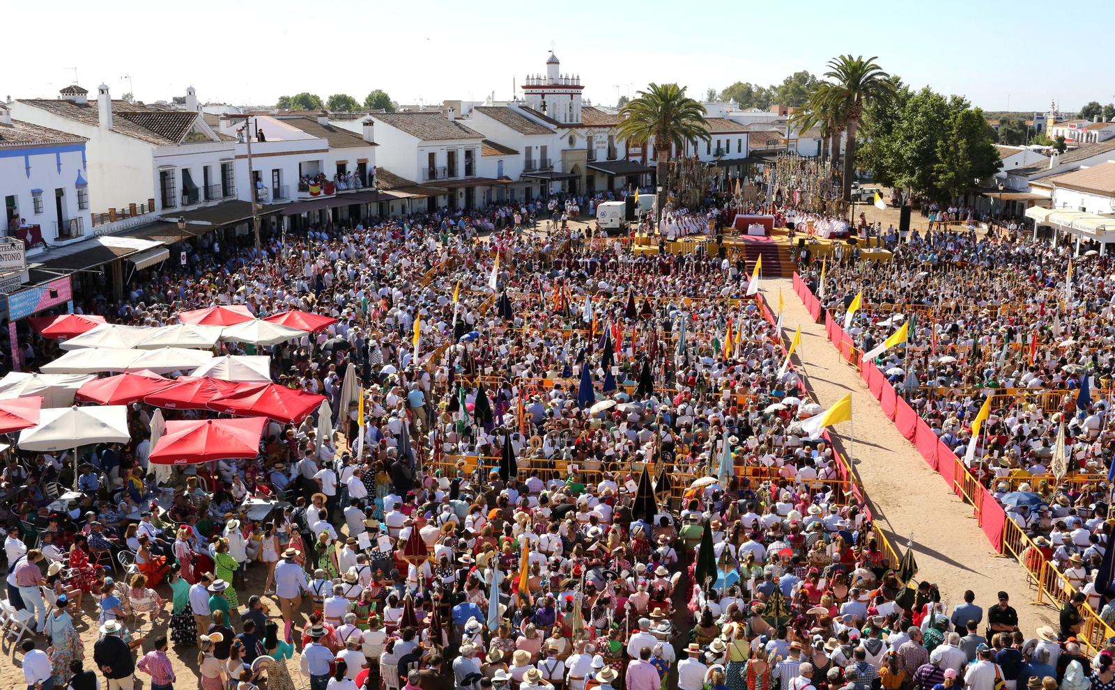 Imágenes de la misa de Pentecostés de la Romería del Rocío 2019