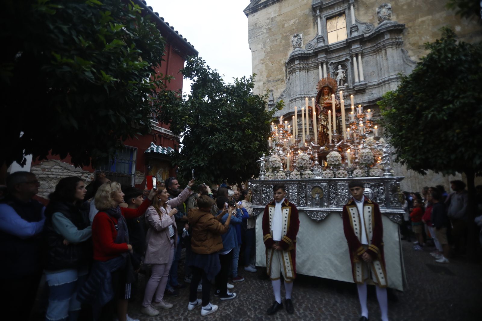 La procesión de la Virgen del Amparo de Córdoba, en imágenes