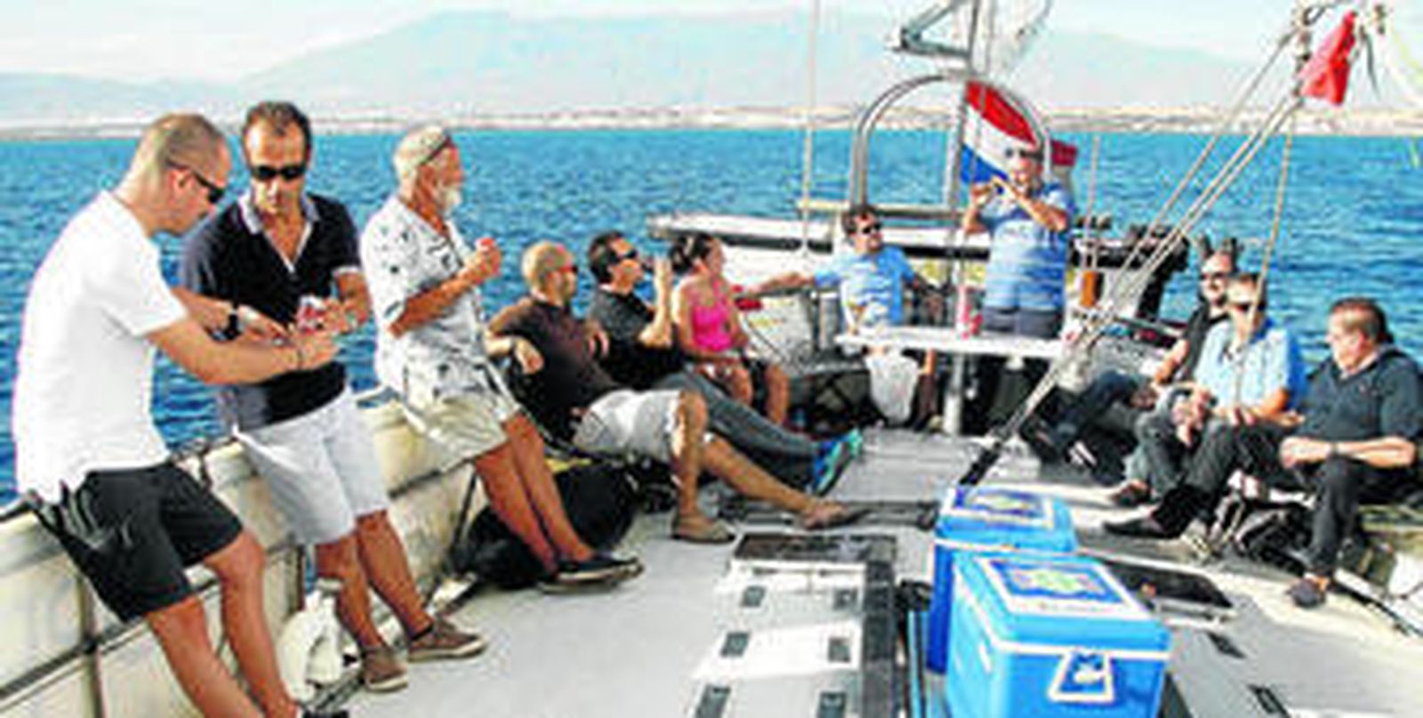 Los invitados, tripulantes del "Tótem" por un día, disfrutaron de un agradable paseo por la costa en el que acompañó el buen tiempo.