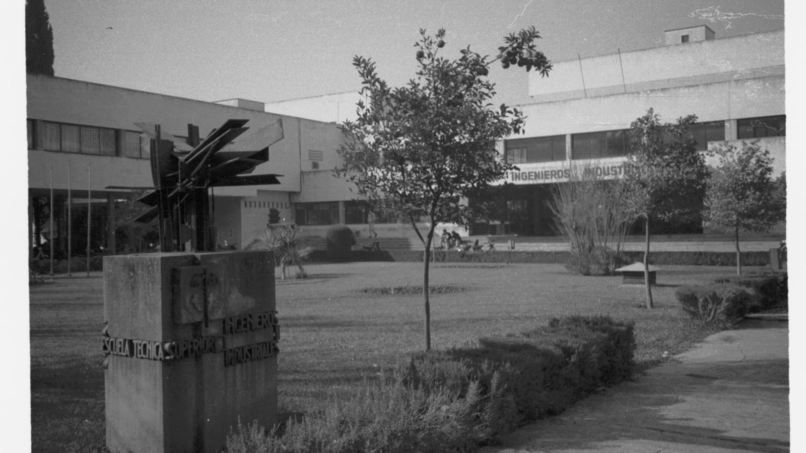 Primera sede de la ETSI en el campus de Reina Mercedes.