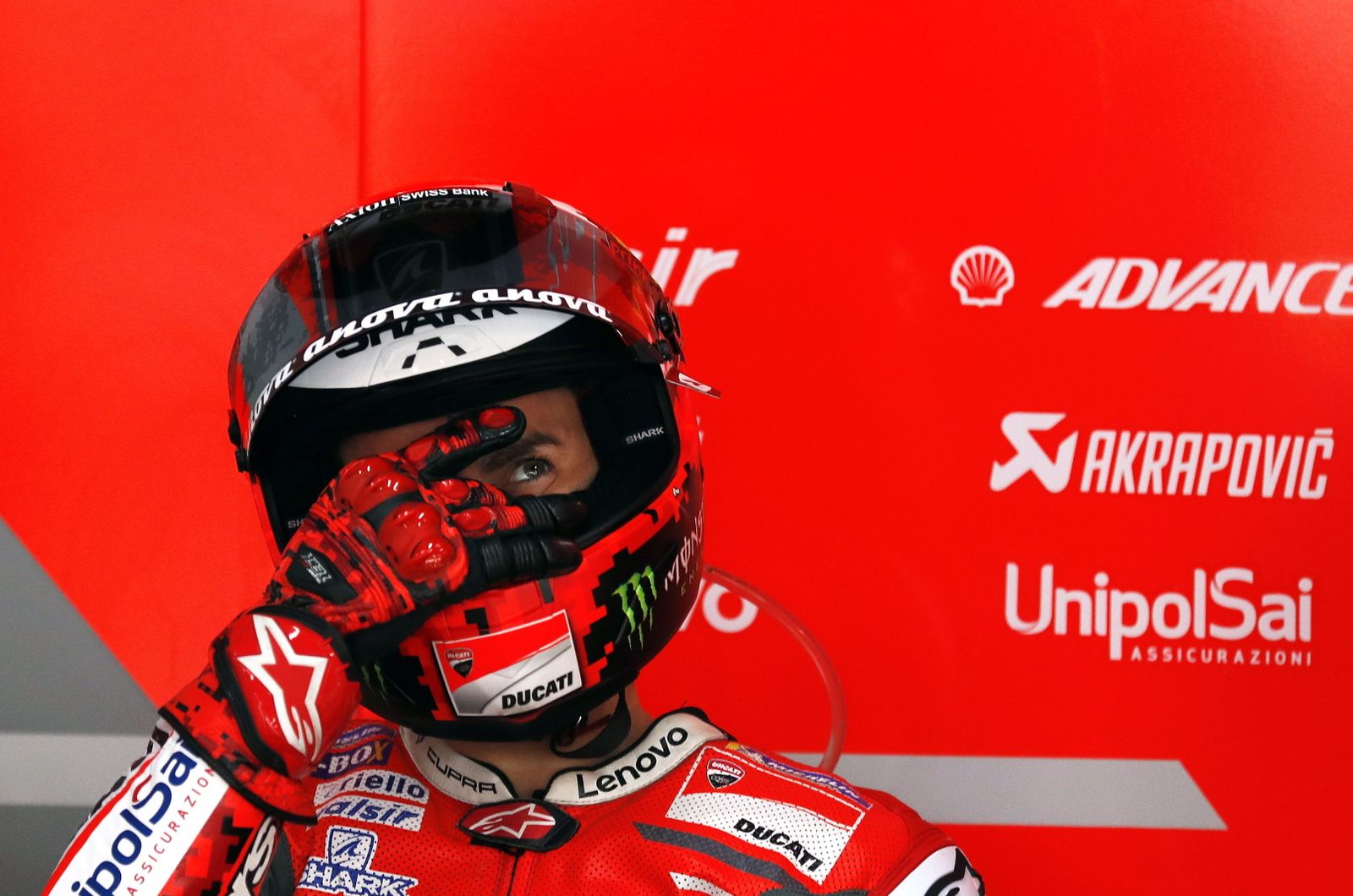 Lorenzo, en el box de Ducati