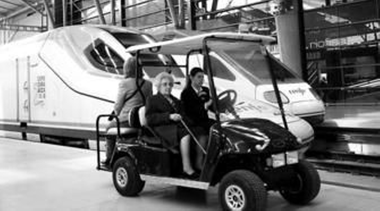 Un carro como el que se usa en los campos de golf transportaba ayer a varios pasajeros del AVE Madrid-Málaga en la estación María Zambrano.