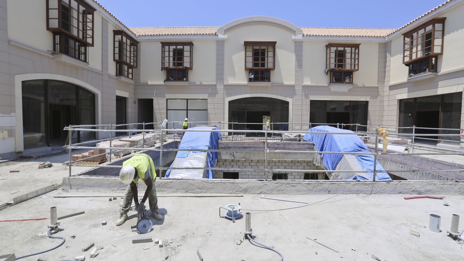 Operarios trabajando el pasado mes de julio en el outlet del Plaza Mayor.