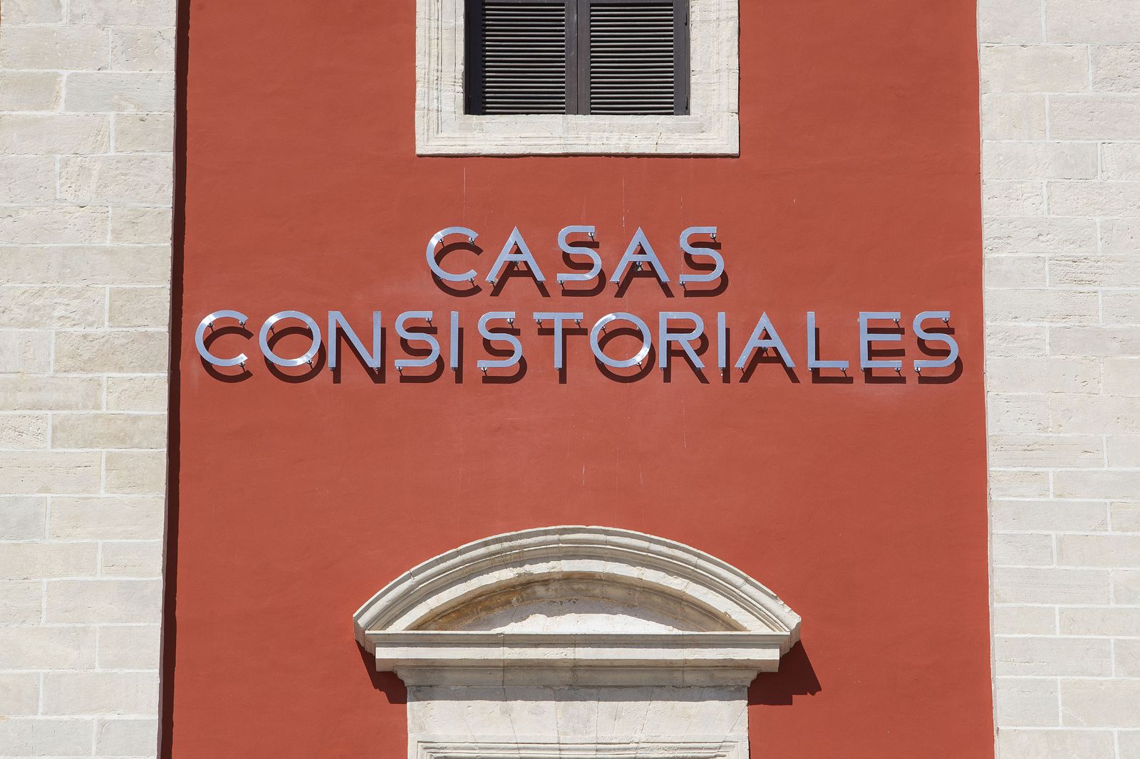 Rótulo de la fachada del Ayuntamiento.