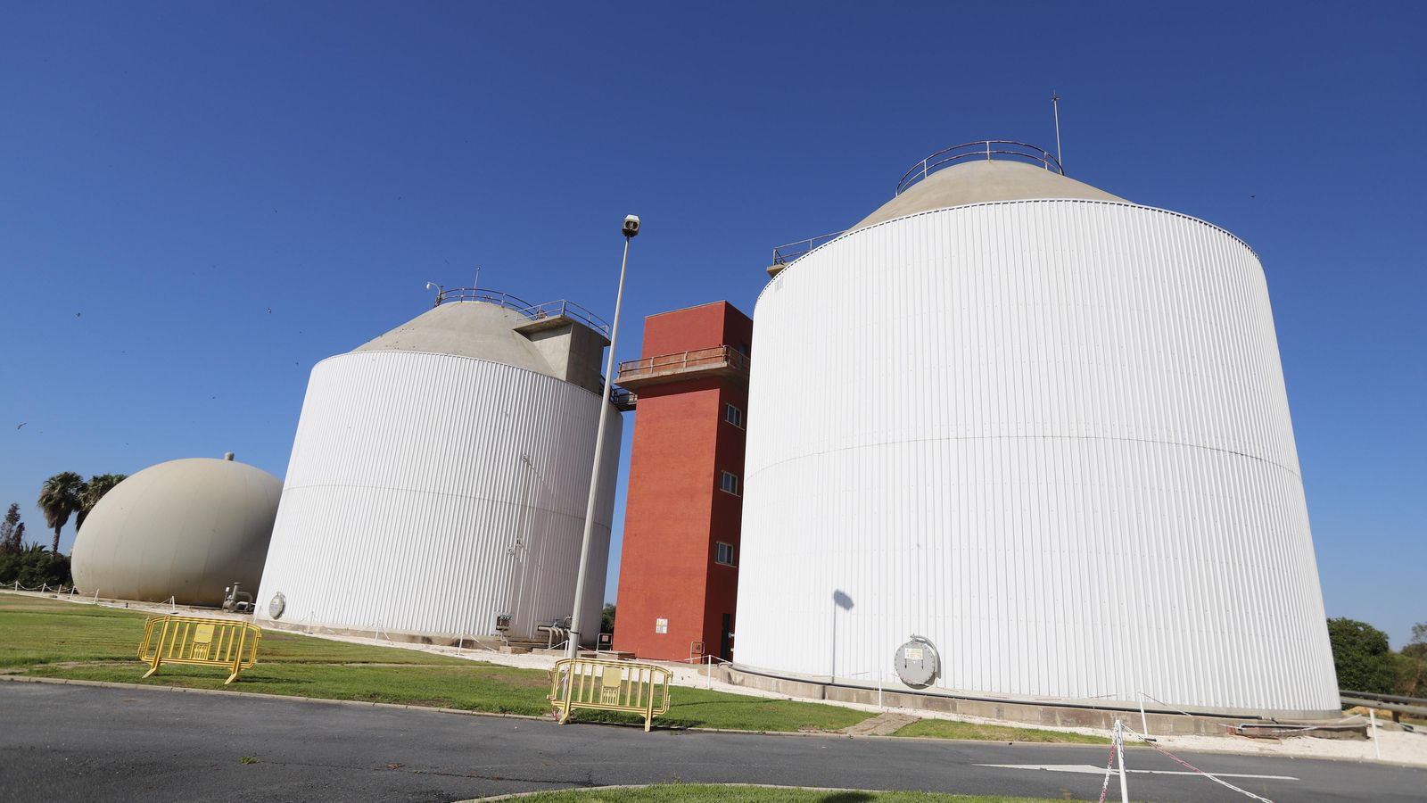 Depósitos de almacenamiento de agua de la EDAR capitalina. Depósitos de almacenamiento de agua de la EDAR capitalina.