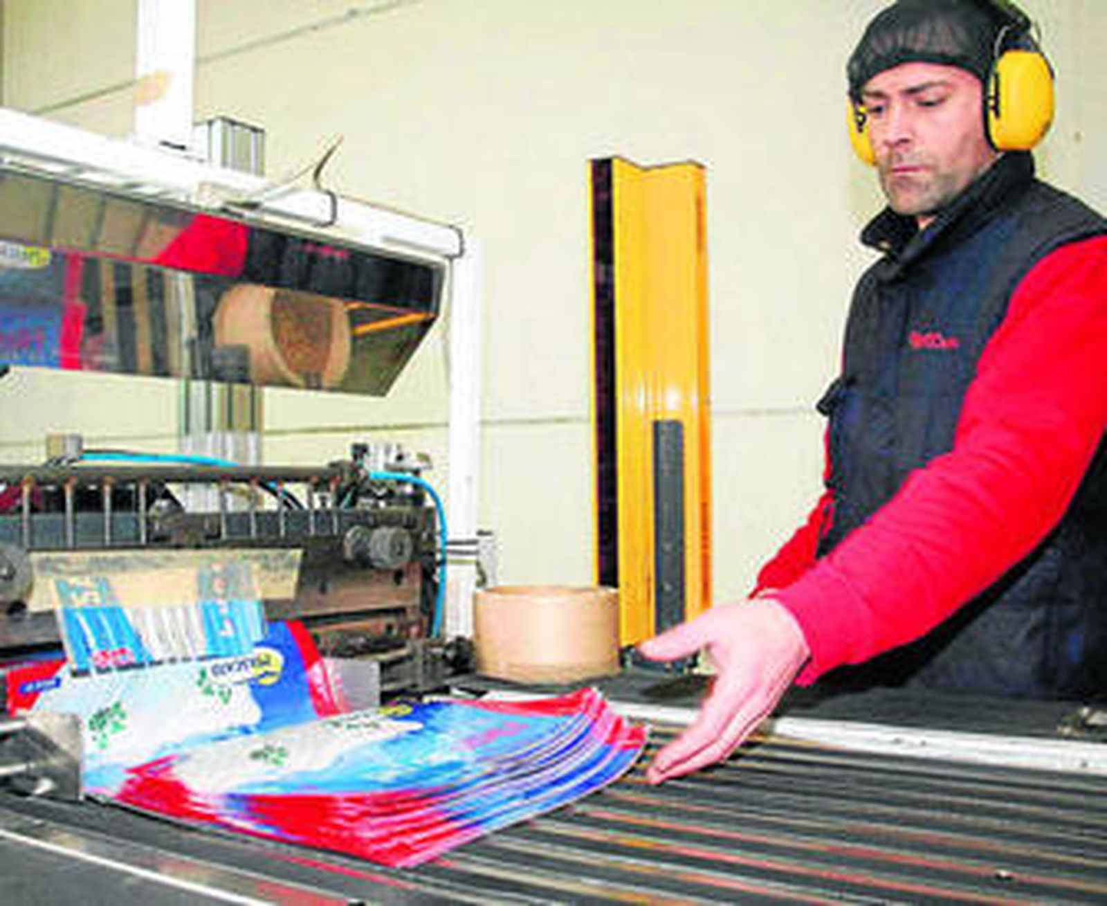 Un operario trabaja en la planta de Platienvase.