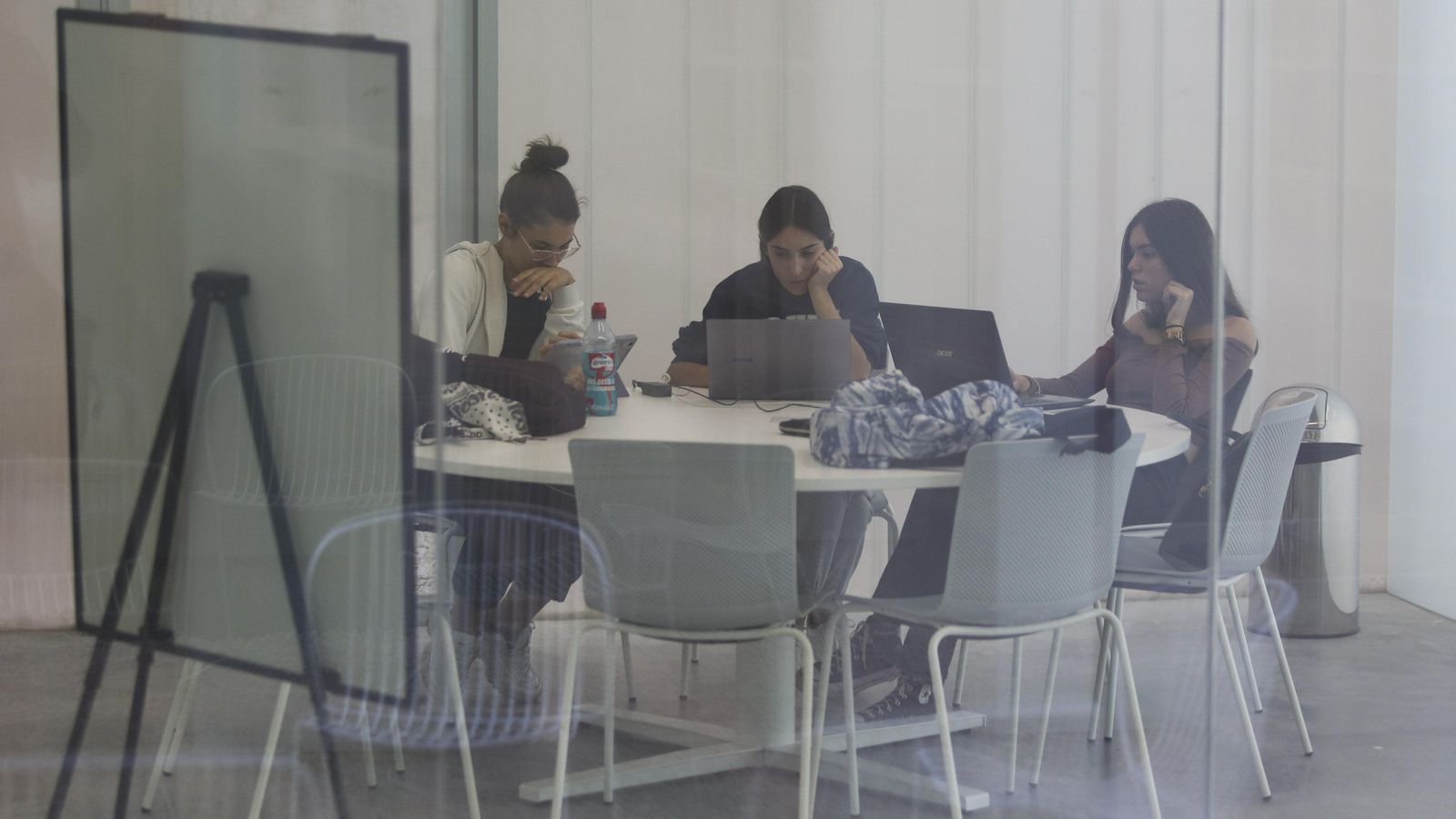 Una de las aulas para trabajos de grupo de la biblioteca.