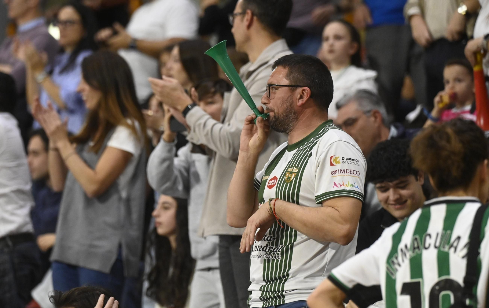 Las mejores fotos del ambiente en Vista Alegre para el Córdoba Futsal - Barça