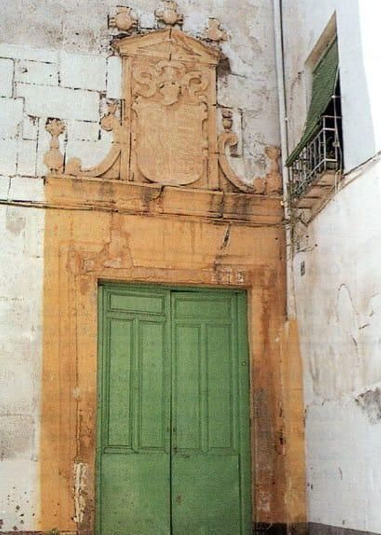 Puerta de la antigua casa señorial de los Benavides y posterior lugar de encuentro de la conocida "Casa Fidela", en la Plaza de Santiago.