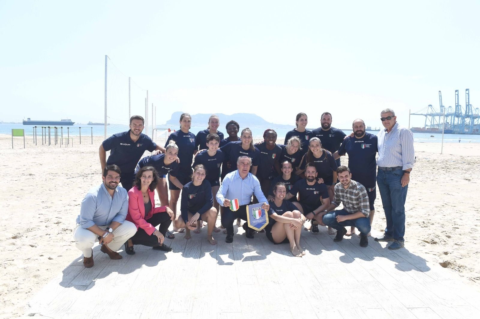 Las selecciones italianas de balonmano-playa se entrenan en Algeciras