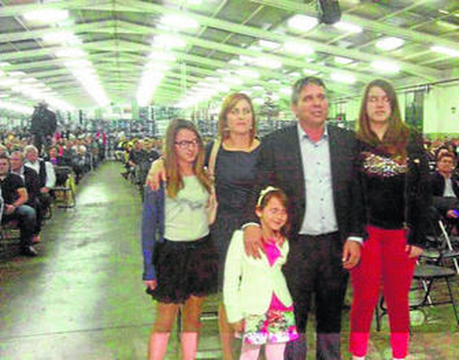 José Mª Andújar con su mujer y sus tres hijas, muy satisfecho con el resultado.