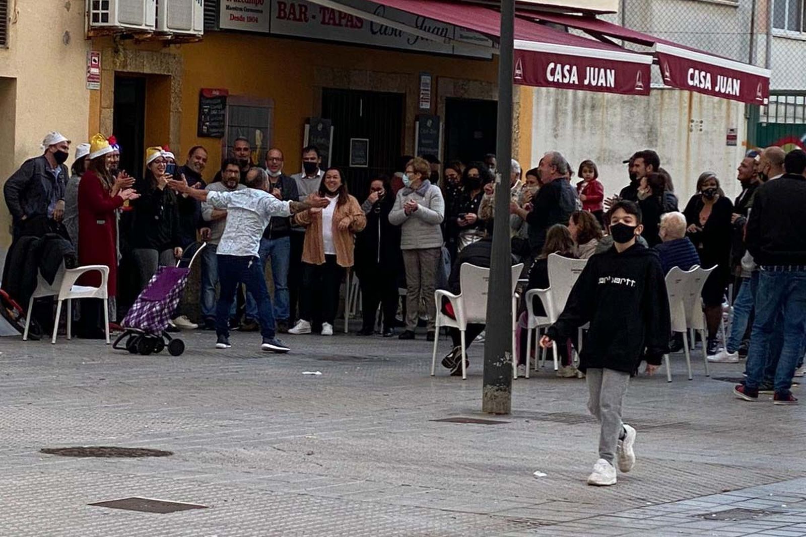 La Policía desaloja en Cádiz una fiesta de cumpleaños con decenas de personas en un bar de La Laguna