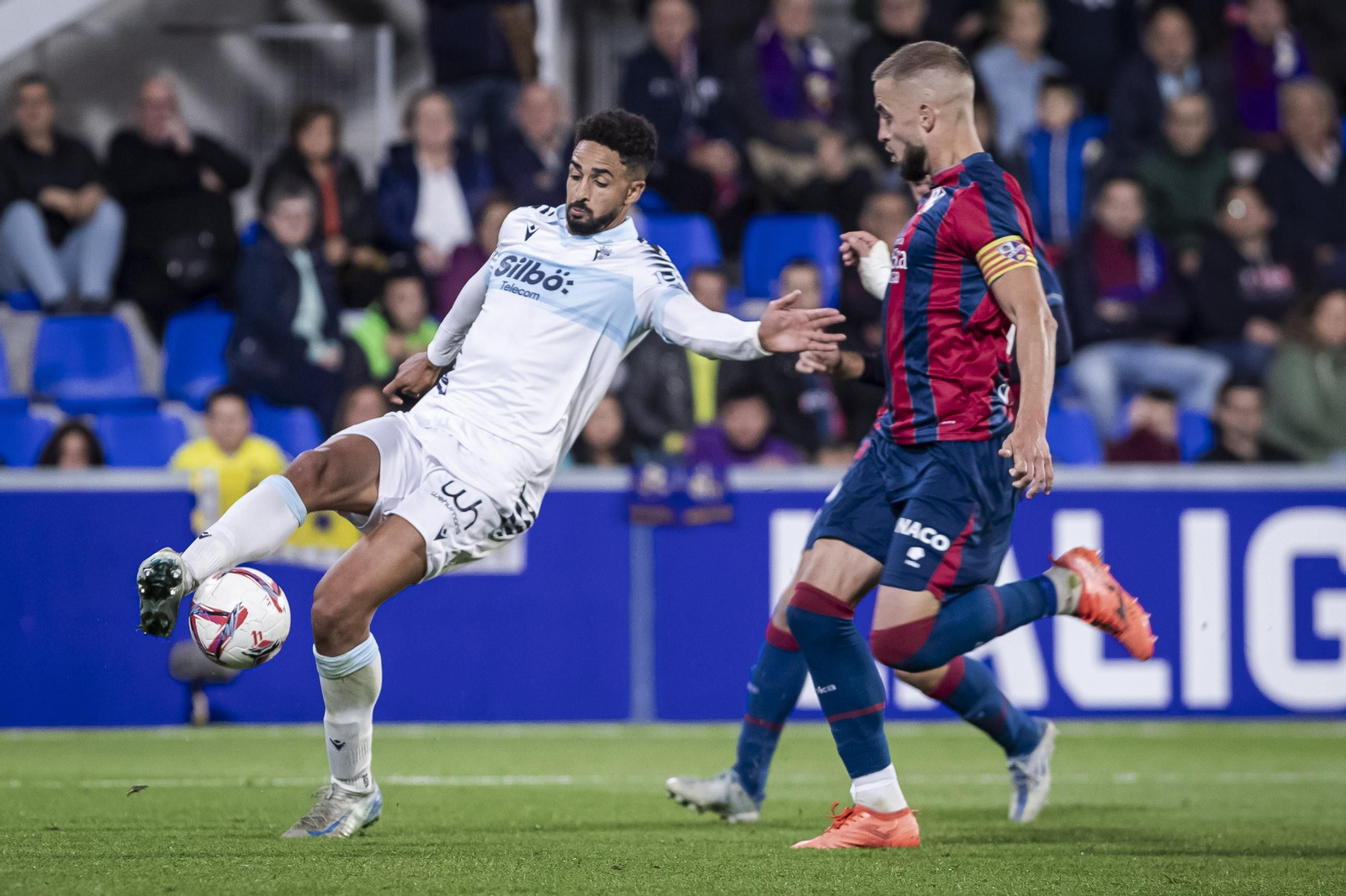 Las imágenes del partido entre el Huesca y el Cádiz C.F