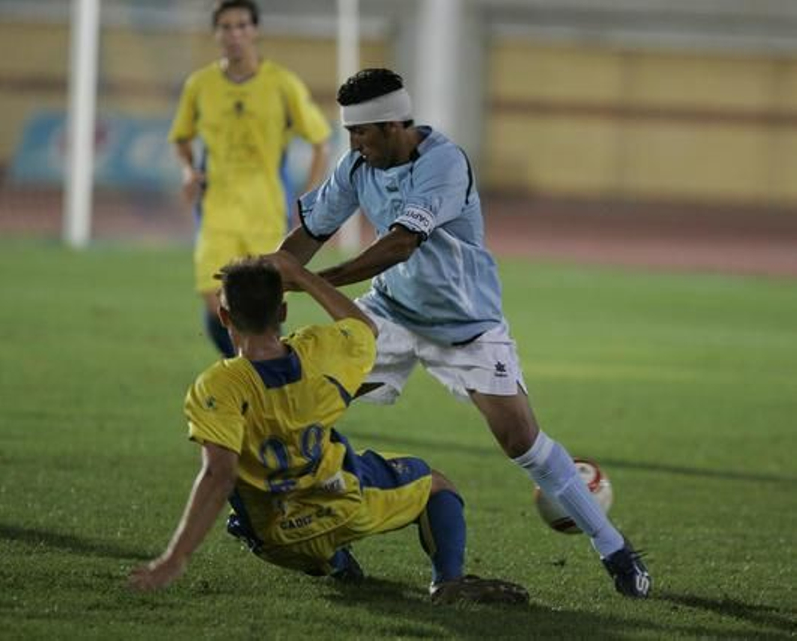 Pecci va al suelo para cortar el avance de Moreno.

Foto: Javier Alonso