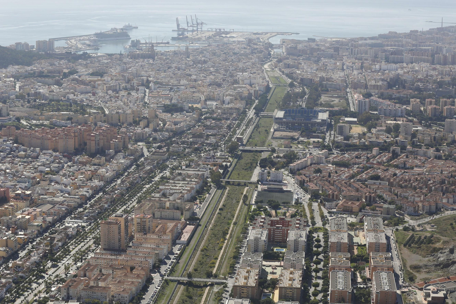 Vista aérea del cauce del río Guadalmedina a su paso por la ciudad.