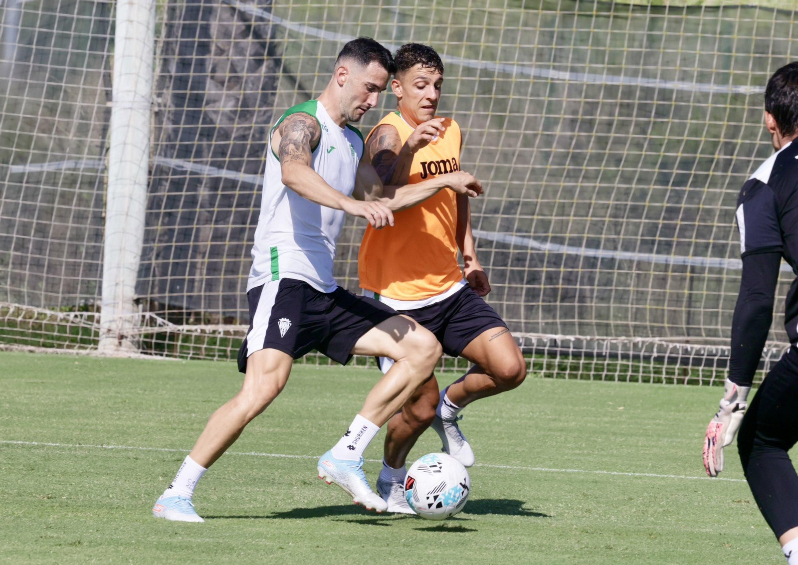 Albarrán es presionado por Juan María Alcedo durante un entrenamiento en Oliva. Albarrán es presionado por Juan María Alcedo durante un entrenamiento en Oliva.