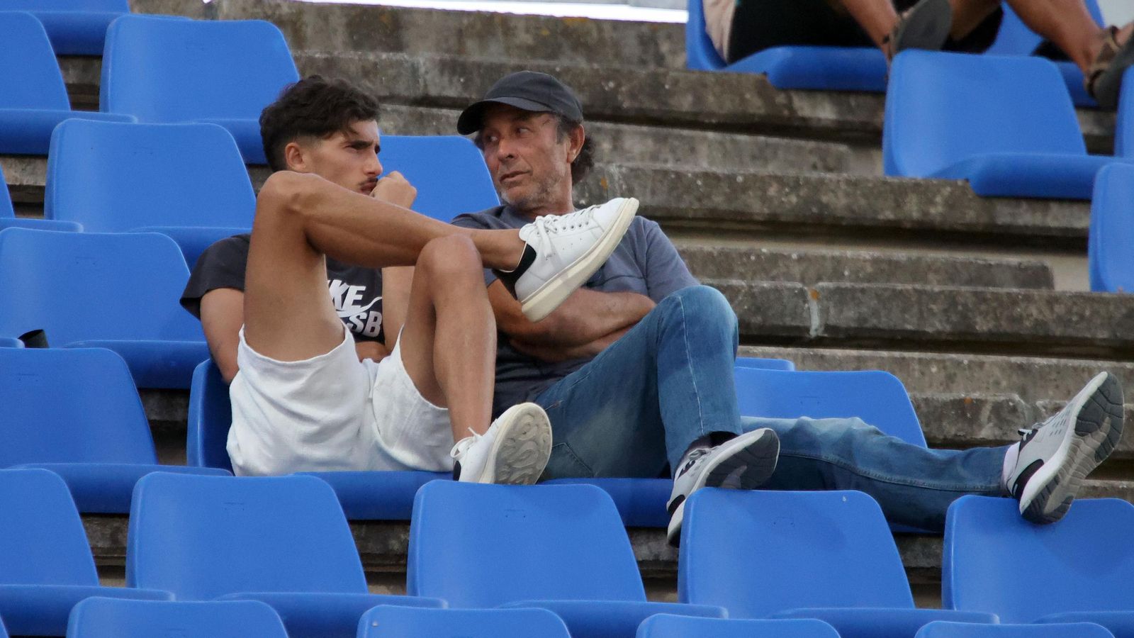 Perotti, en la grada del Pedro Garrido con el exjugador del Xerez CD Eloy.