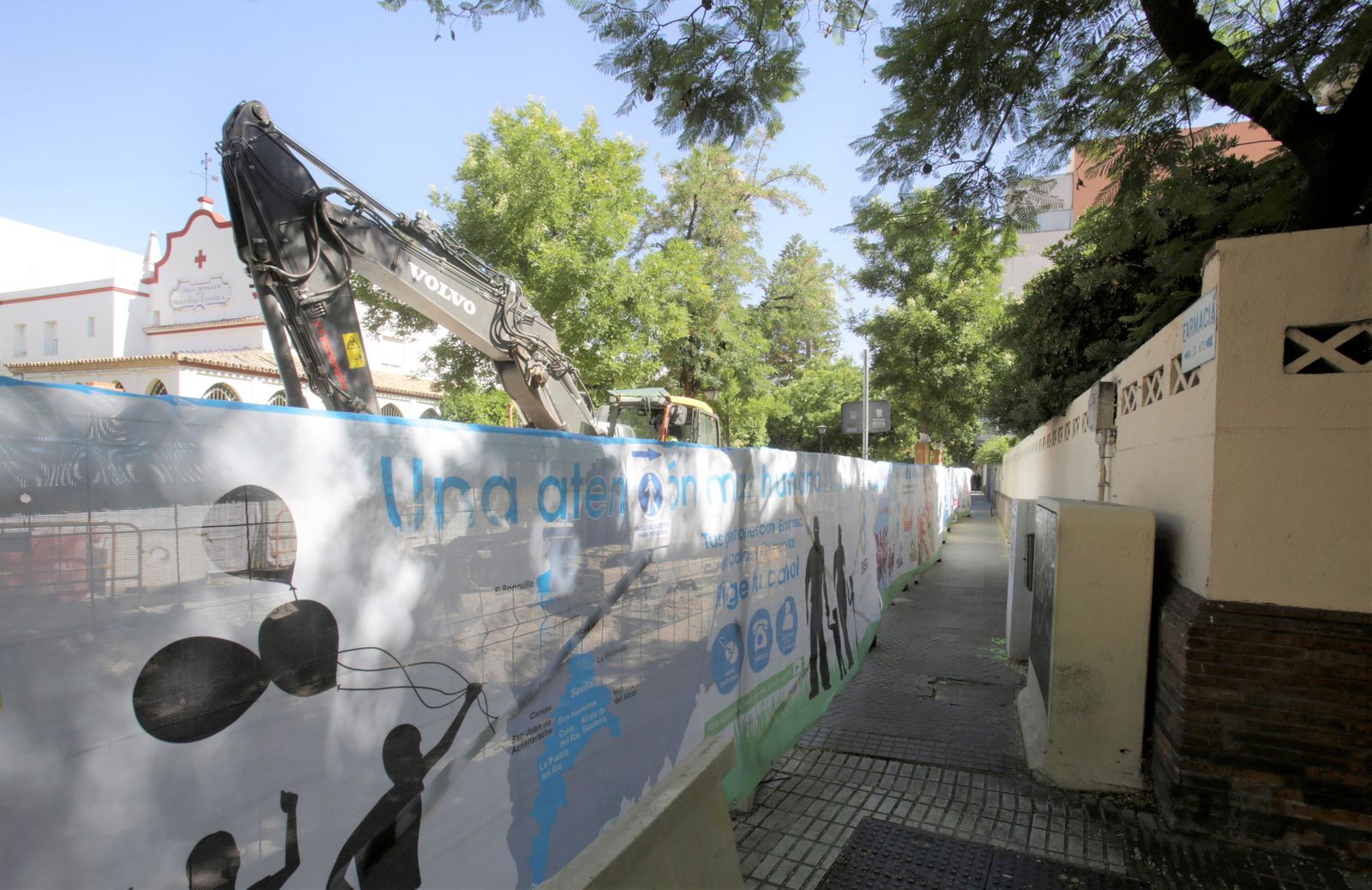 Excavadora en la obra de la avenida de la Cruz Roja.