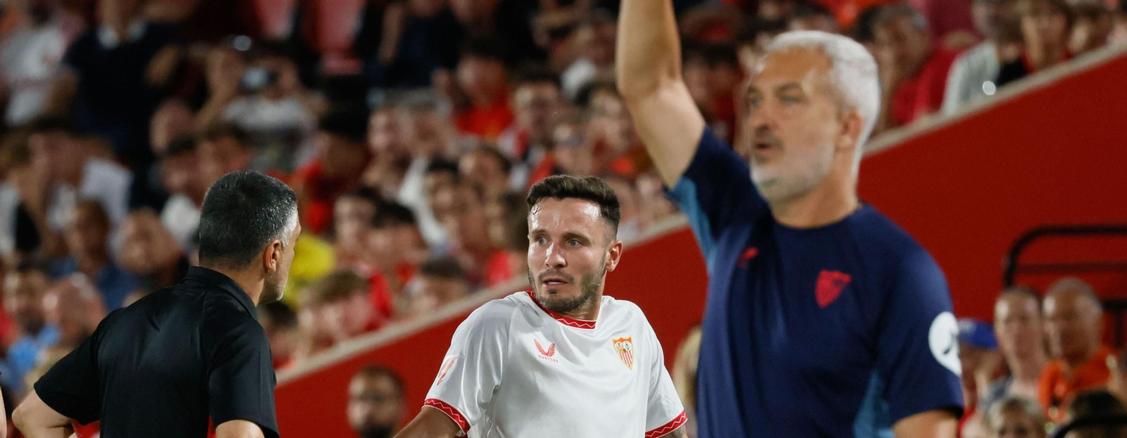 García Pimienta le pide explicaciones a Saúl Ñíguez el día de su expulsión ante el Mallorca.