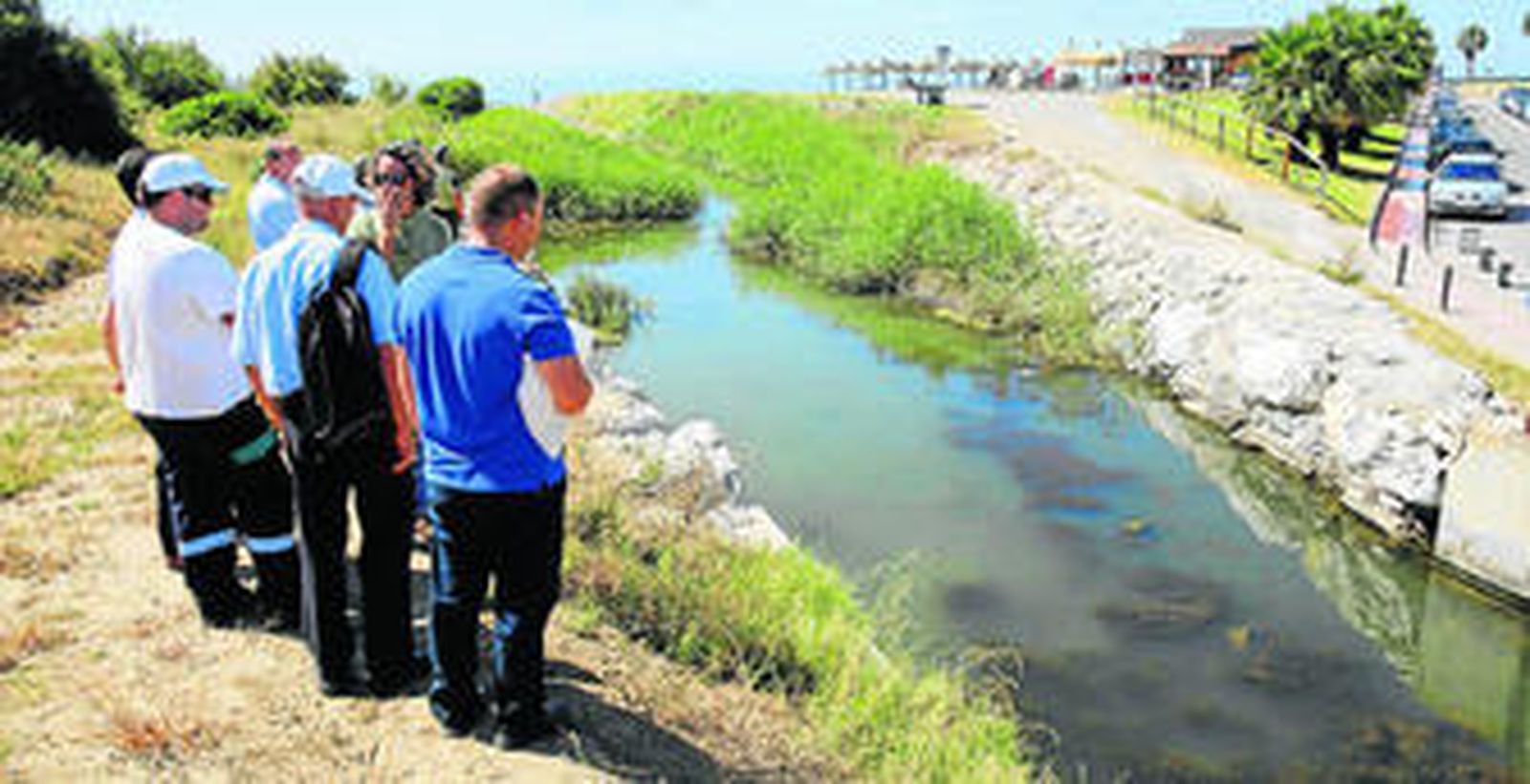 Un grupo de expertos durante la visita que realizaron a la desembocadura del río Guadalhorce el pasado junio.