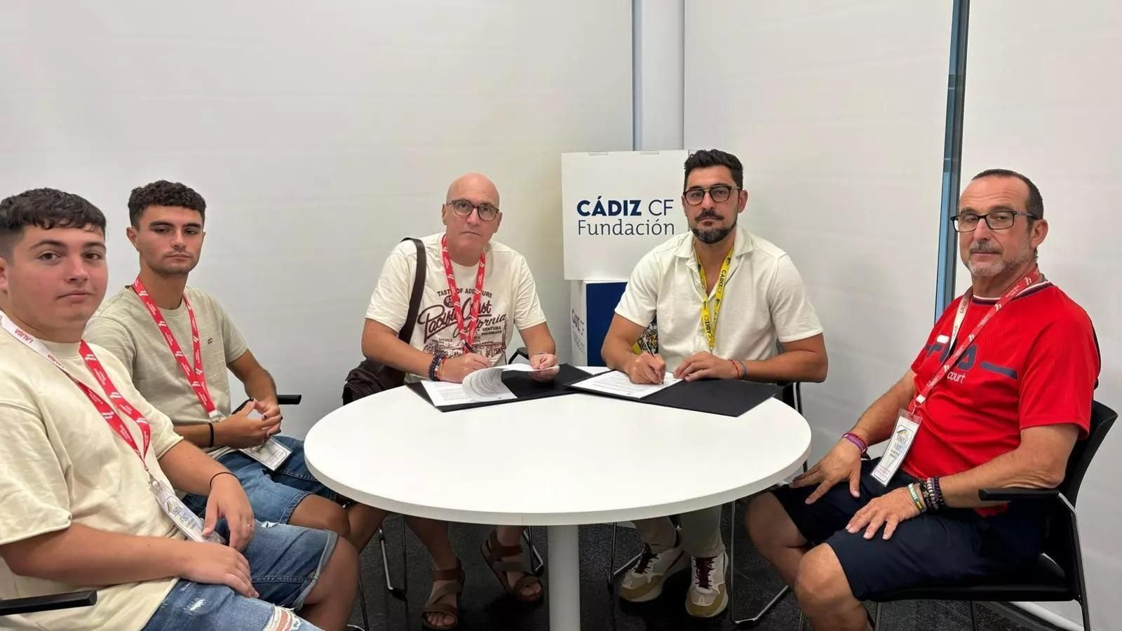 Acto de la firma de la renovación del convenio.
